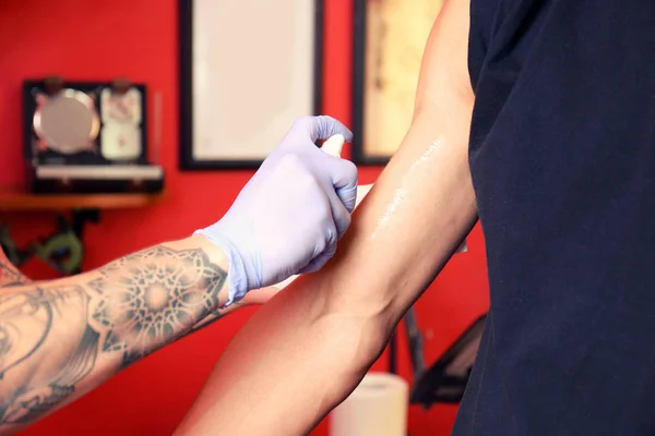 Tatuering Master Studio Tillämpa Antiseptisk Huden — Stockfoto