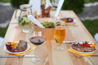 Yemek ve içeceklerle dolu bir masa 