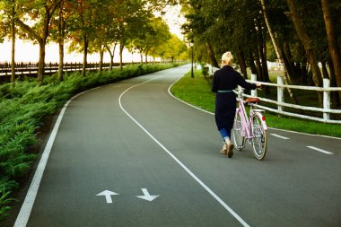 Bisikletli genç kadın