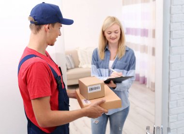 Genç kadın için paket imzalama 