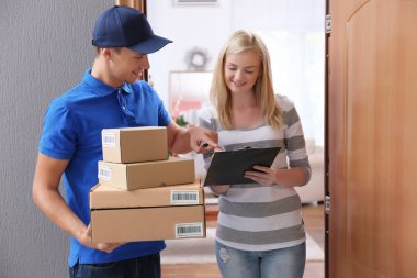 Genç kadın kurye paket alma