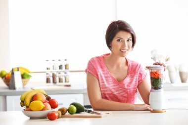 Suyu yapım genç güzel kadın