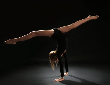 jimnastik egzersiz yaparak genç kız