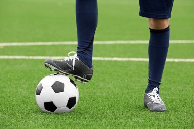 Ayak, closeup ile topa sahip futbol oyuncu