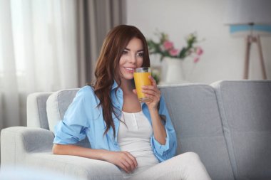 Bardak suyu olan güzel kadın 