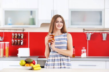 Suyu içme mutfakta genç güzel kadın