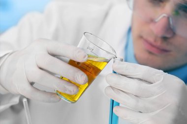 bilim adamı deneyler yapma