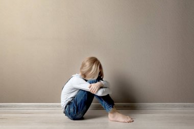 Katta oturan üzgün kız 