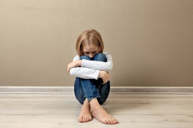 Katta oturan üzgün kız 