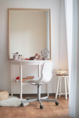 Beyaz masa üzerinde kozmetik 