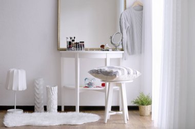 Beyaz masa üzerinde kozmetik 