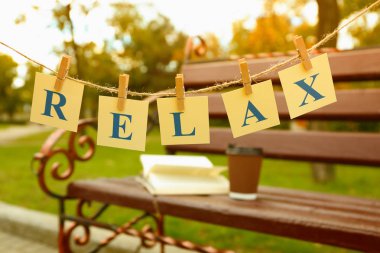 Park tezgah arka plan üzerinde basılı kelime Relax kartlarla