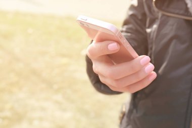 El ele tutuşan akıllı telefon.