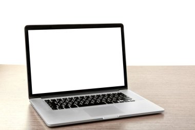 Boş ekranlı modern dizüstü bilgisayar