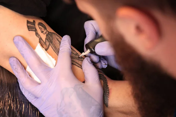 Ręce Profesjonalnego Artysty Dokonywanie Tatuaż Salonie Zbliżenie — Zdjęcie stockowe