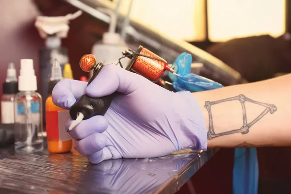 Male Hand Glove Holding Tattoo Machine Close View — Stock Photo, Image