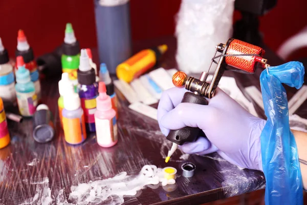 Dövme Makinesi Petrol Jölesi Mürekkepli Plastik Bardaklarla Profesyonel Bir Sanatçının — Stok fotoğraf