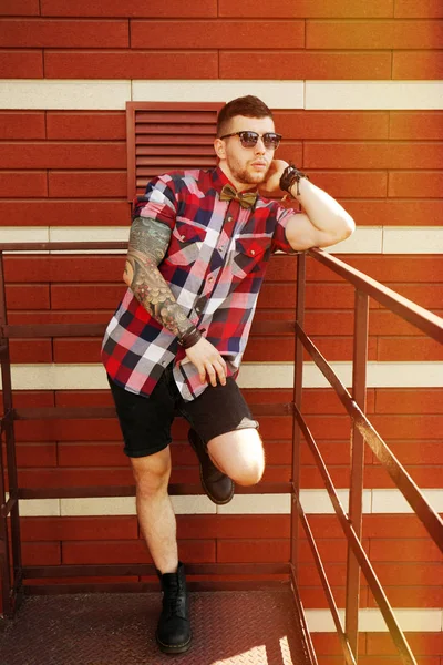 Joven Hombre Tatuado Posando Sobre Fondo Pared Ladrillo —  Fotos de Stock