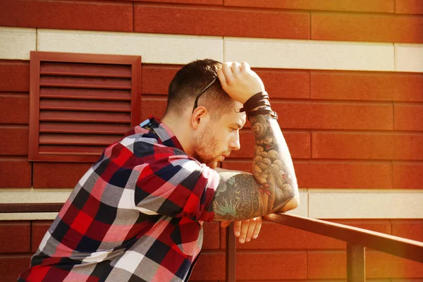 Jovem Tatuado Homem Posando Tijolo Parede Fundo — Fotografia de Stock