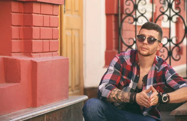 Jovem Tatuado Homem Posando Escadas Livre — Fotografia de Stock