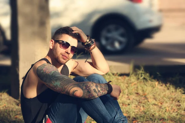 Jovem Tatuado Homem Posando Cidade Borrada Rua Fundo — Fotografia de Stock