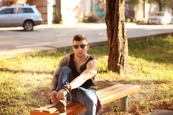 Jovem Tatuado Homem Posando Cidade Borrada Rua Fundo — Fotografia de Stock