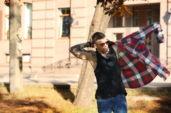 Joven Hombre Tatuado Posando Sobre Fondo Borroso Calle Ciudad —  Fotos de Stock