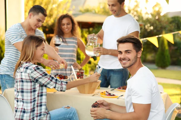 Jonge Vrienden Met Barbecue Party Tuin — Stockfoto
