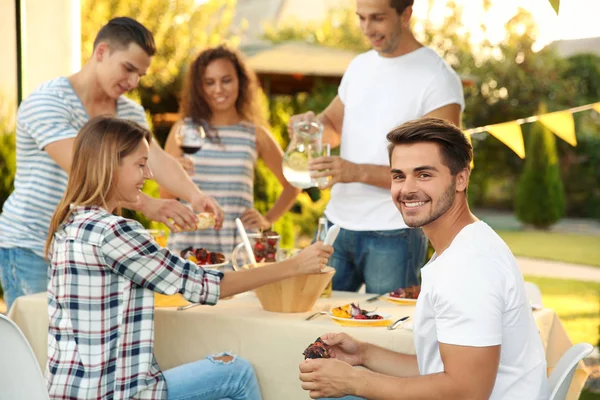 Giovani Amici Che Fanno Festa Barbecue Giardino — Foto Stock