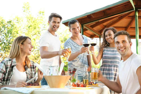 Young Friends Having Barbecue Party Garden — Stock Photo, Image