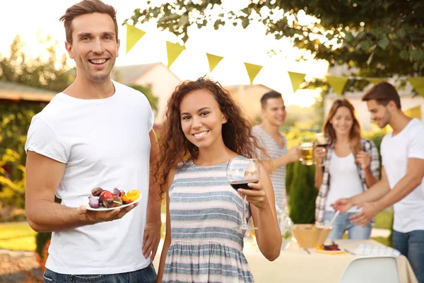 Jonge Man Vrouw Met Glas Wijn Plaat Met Gegrilde Vlees — Stockfoto