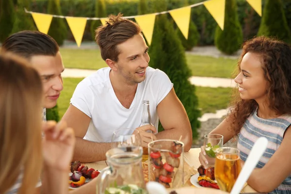 Giovani Amici Che Fanno Festa Barbecue Giardino — Foto Stock