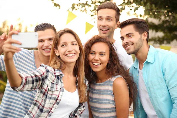 Amigos Felices Tomando Selfie Aire Libre — Foto de Stock