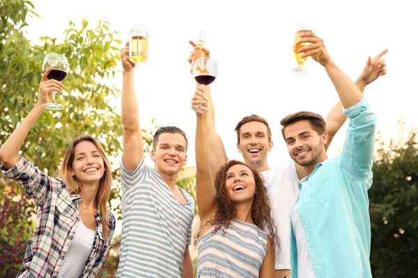 Gelukkige Vrienden Met Dranken Met Partij Buiten — Stockfoto