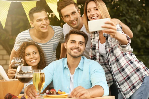 Amici Prendere Selfie Durante Barbecue Picnic — Foto Stock