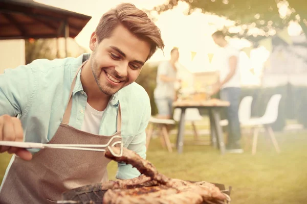 Ung mann som tilbereder grillbiff – stockfoto
