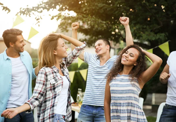 Jonge Vrienden Dansen Feestje Buiten — Stockfoto