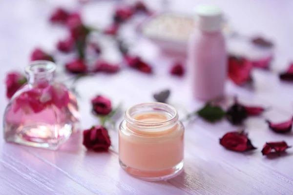 Aceite de aroma con crema nutritiva y flores — Foto de Stock