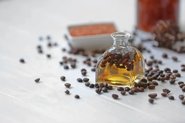 Ароматна олія та кавові зерна — стокове фото
