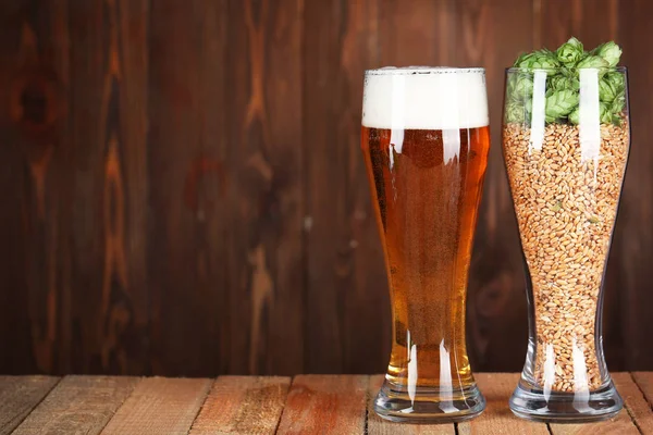 Gläser mit Bier und Hopfen — Stockfoto