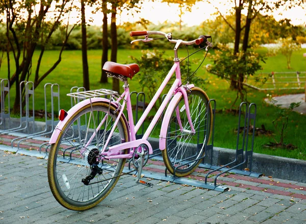 Велосипед на стоянке — стоковое фото