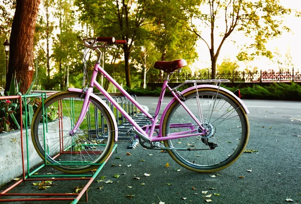 Bicicleta en el aparcamiento — Foto de Stock