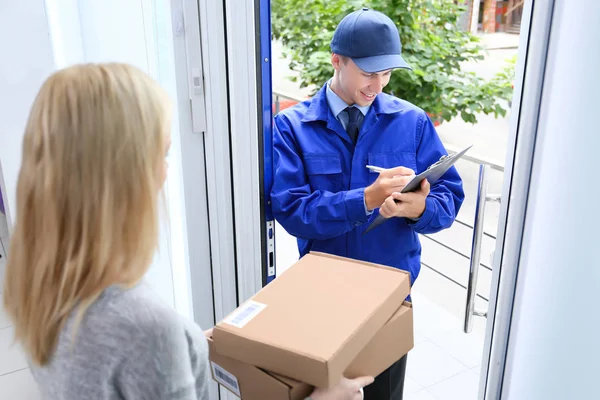 Mujer Joven Recibiendo Paquete Mensajero — Foto de Stock