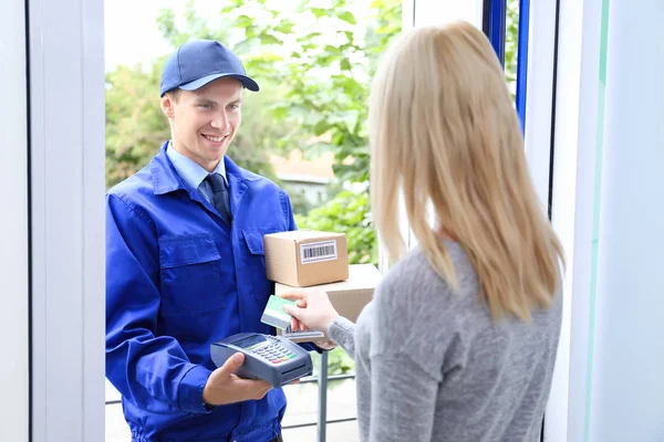 Frau zahlt für Paket — Stockfoto