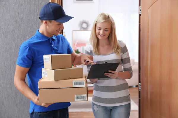 Junge Frau Erhält Paket Von Kurier — Stockfoto