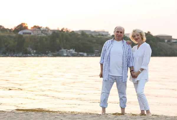 Coppia anziana sul lungofiume — Foto Stock