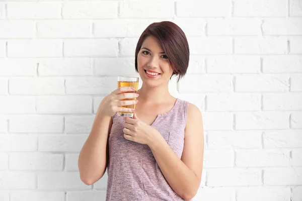 Mulher bonita nova com vidro de suco — Fotografia de Stock