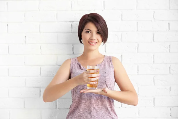 Jonge mooie vrouw met glas sap — Stockfoto