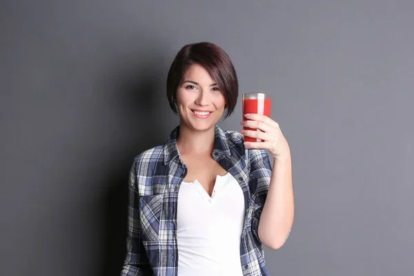 Молодая красивая женщина со стаканом сока — стоковое фото