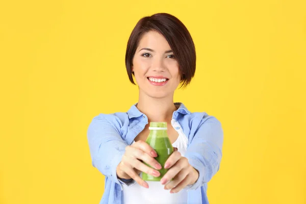 Jovem mulher bonita com smoothie — Fotografia de Stock